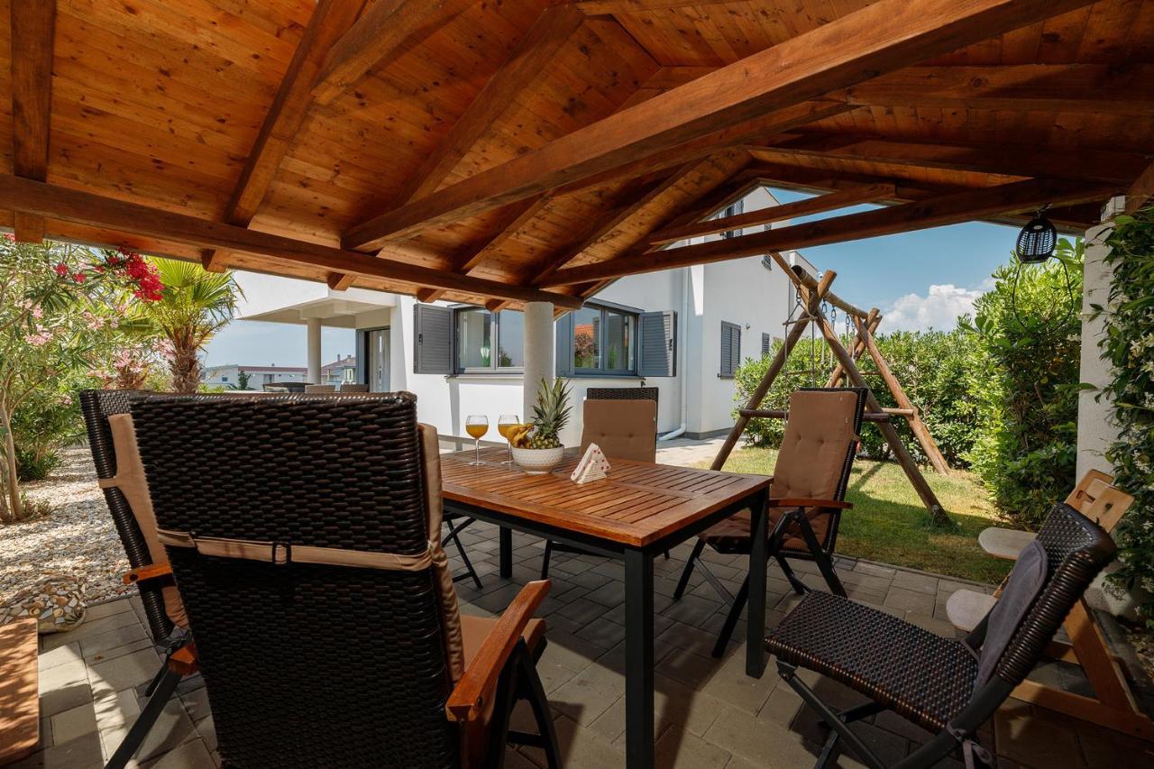 Malo Ferienvilla Privlaka, Pool, Boje, Wi-Fi, Wallbox ปริฟลากา ภายนอก รูปภาพ