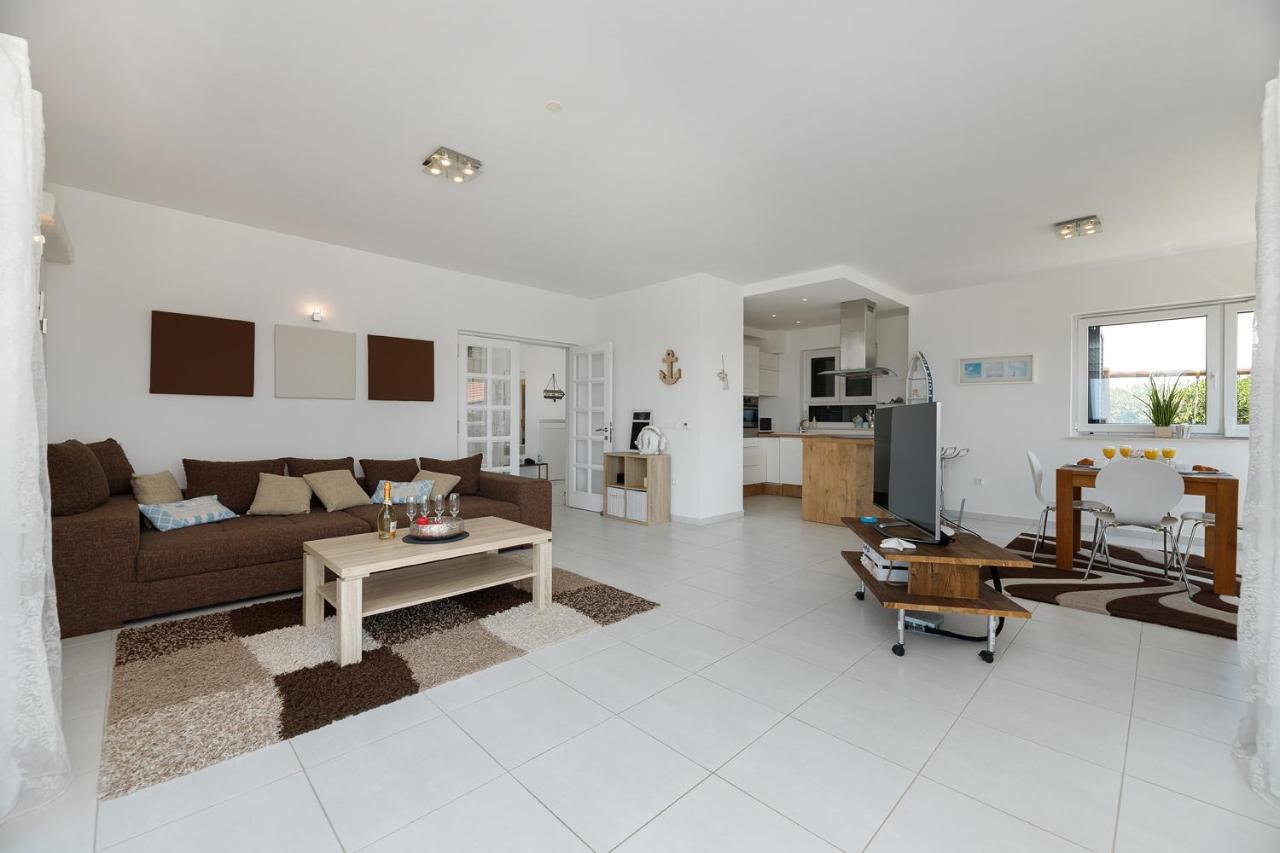 Malo Ferienvilla Privlaka, Pool, Boje, Wi-Fi, Wallbox ปริฟลากา ภายนอก รูปภาพ