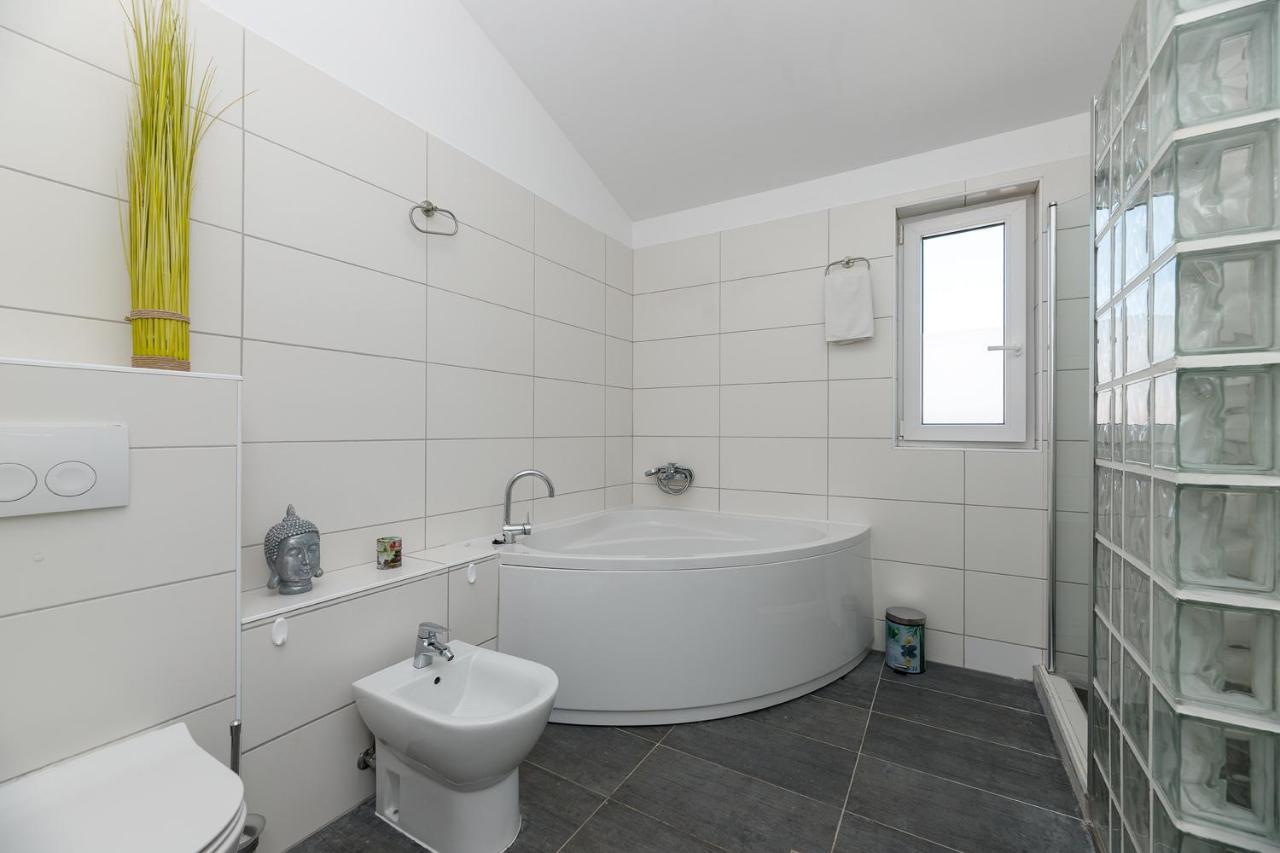Malo Ferienvilla Privlaka, Pool, Boje, Wi-Fi, Wallbox ปริฟลากา ภายนอก รูปภาพ