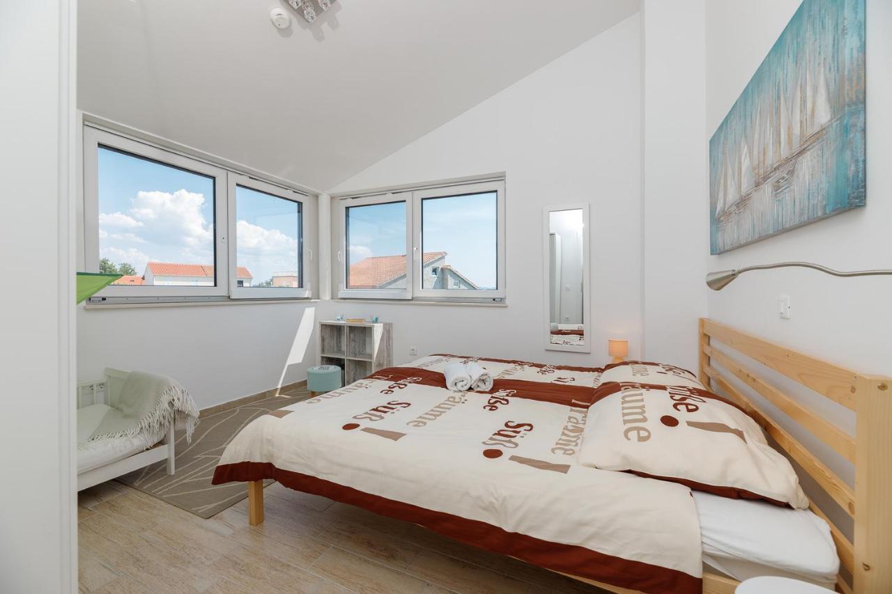 Malo Ferienvilla Privlaka, Pool, Boje, Wi-Fi, Wallbox ปริฟลากา ภายนอก รูปภาพ